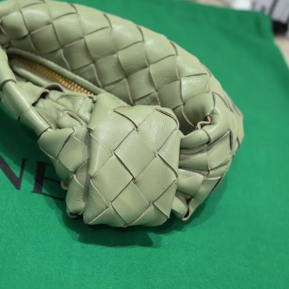 Batch 1080 BV super mini JODIE handbag, dumpling bag, woven knotted bag, simple, fashionable and super cute🍒Every color is high-end. It is a smaller version of the original mini version🤣It can only hold cuteness🍓🍓The upper body is fashionable and romantic. The fashionable bags created by Daniel Lee are really more and more favored by street experts. Style number: 6699-0# Size: 17*16*6.5